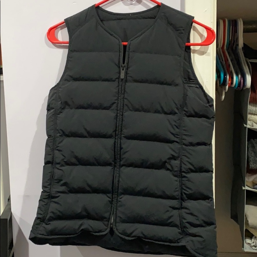 Black lulu lemon puffer vest